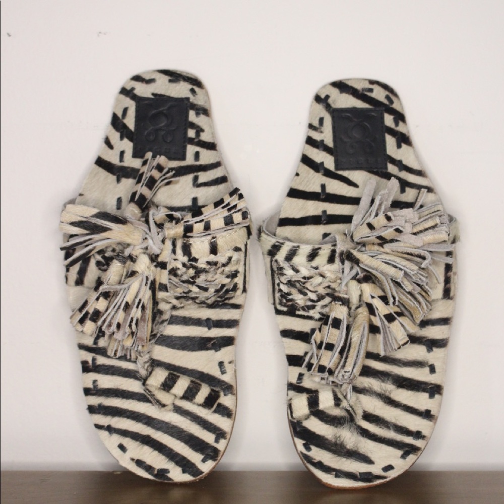 Figure sandals